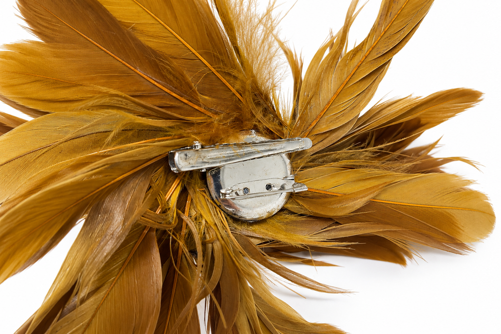 Prendedor plumas Camel